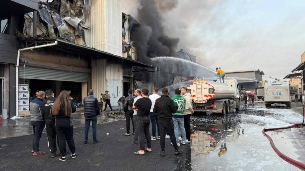 Adana’da Hırdavat Dükkanında Başlayan Yangın Ticaret Merkezini Sardı! 4